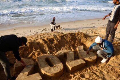 شبان غزة يرسمون أحلام العام الجديد: رسائل صمود مؤثرة من قلب الركام - المهجر نت